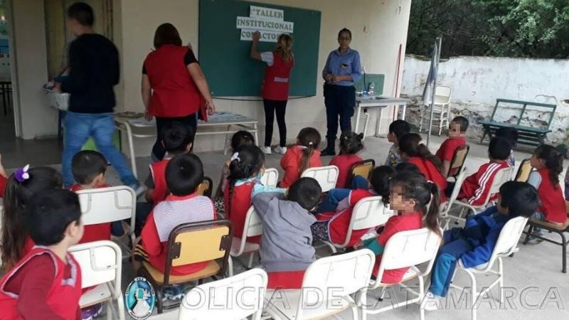 Policías brindaron una charla en una Escuela de El Alto