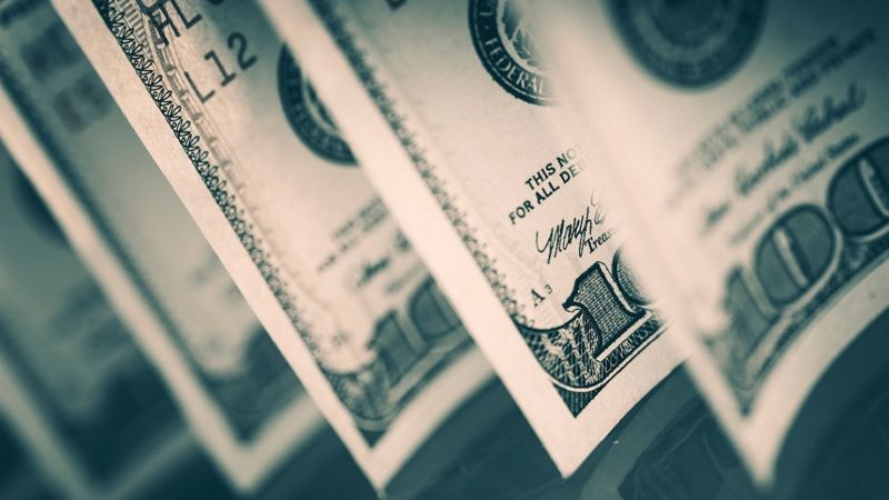 El dólar salta este viernes a $24,12