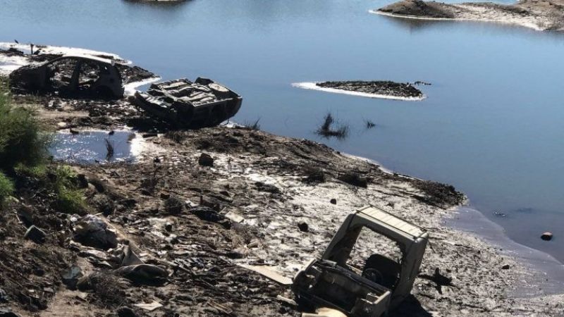 Descubren un “cementerio de autos” en una laguna en Córdoba