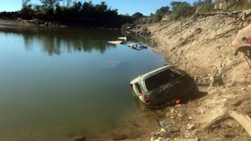 Descubren un “cementerio de autos” en una laguna en Córdoba