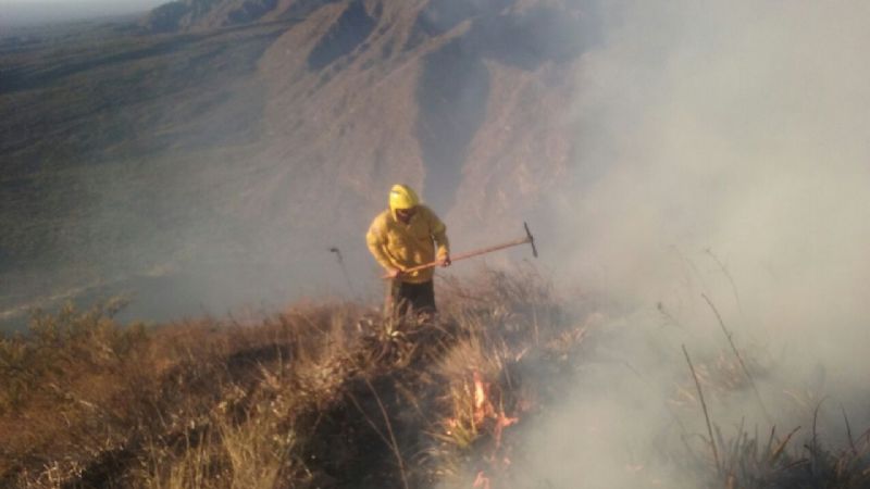Combaten un incendio en la Cébila