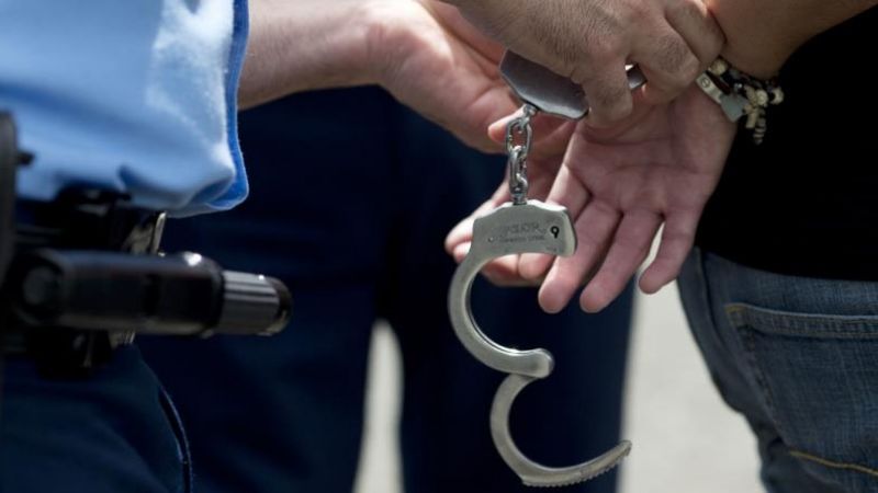 Joven arrestado por mirar casas