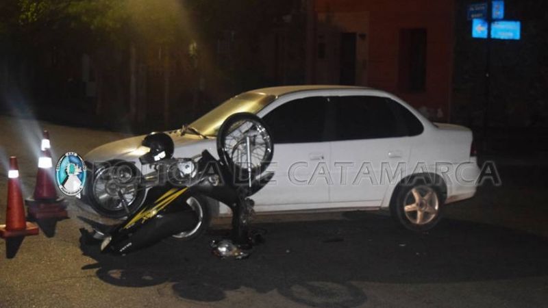 Violento choque entre un auto y una moto