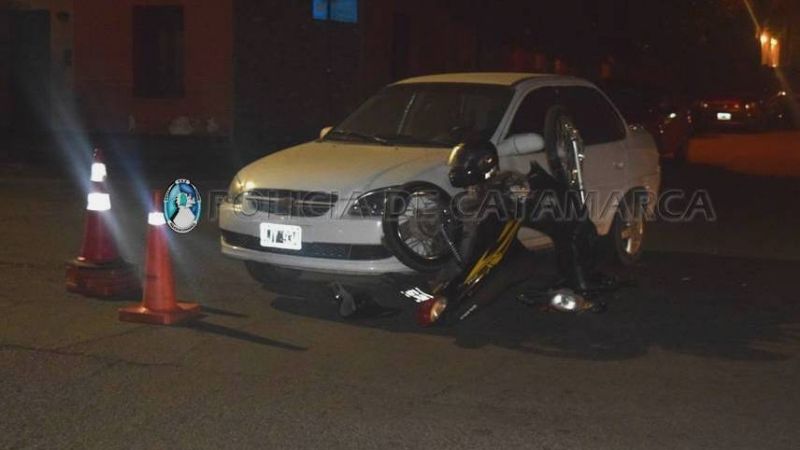 Violento choque entre un auto y una moto