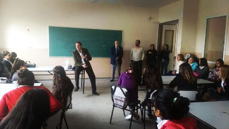 Mera celebró con alumnos las promesas a la constitución