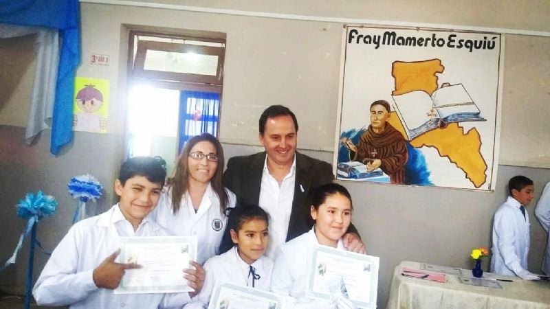 Mera celebró con alumnos las promesas a la constitución