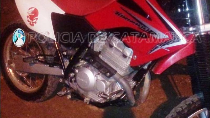 Caen dos arrebatadores y secuestran una moto