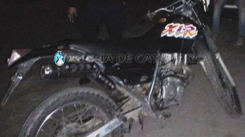 Arrestan a dos jóvenes y secuestran una motocicleta