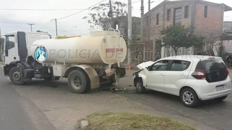 Violento choque entre un auto y un camión de la Municipalidad