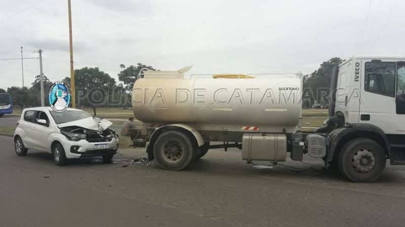 Violento choque entre un auto y un camión de la Municipalidad