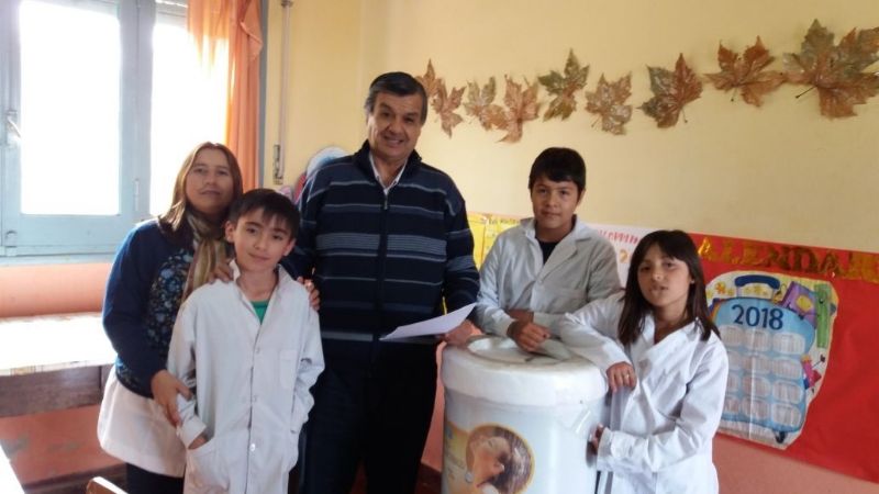 El Senado entregó un termotanque a la Escuela de Chuchucaruana