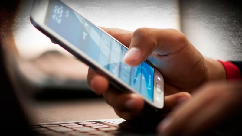 Si te espía el celular no es amor, es violencia de género