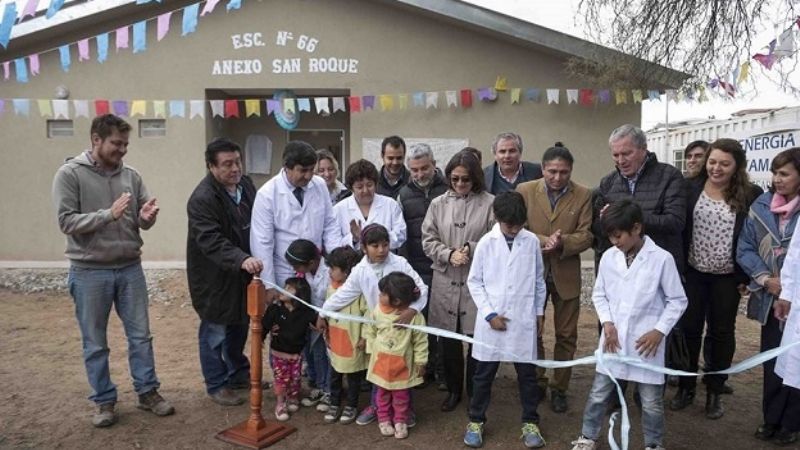 La Gobernadora inauguró dos escuelas en Pomán