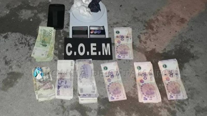 Secuestran droga, dinero y aprehenden a tres personas