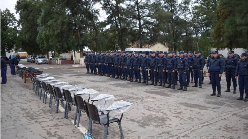 Entregaron pistoleras a cadetes y mobiliario a autoridades del IES Policial