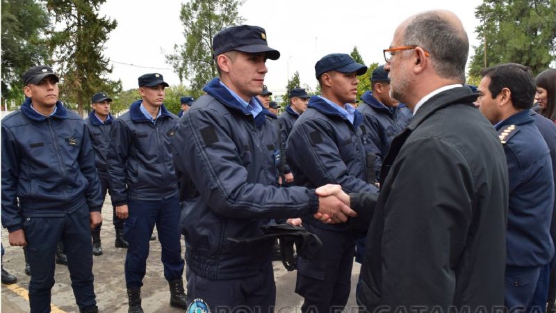Entregaron pistoleras a cadetes y mobiliario a autoridades del IES Policial