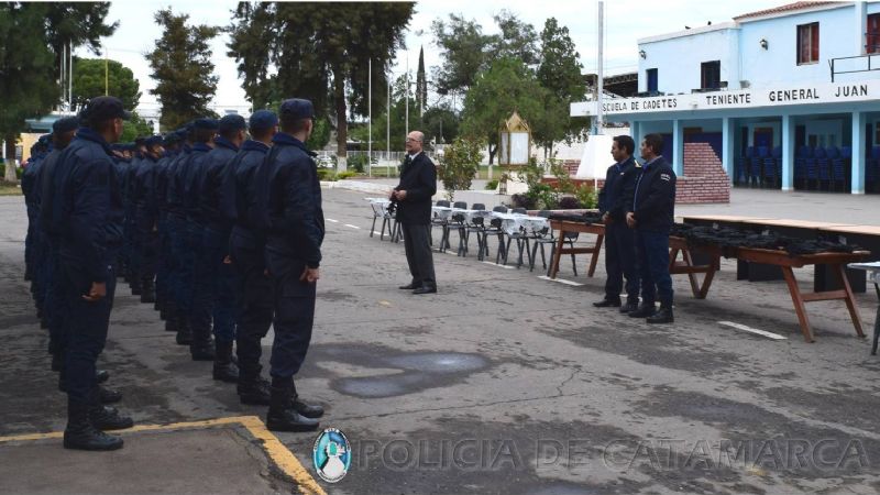 Entregaron pistoleras a cadetes y mobiliario a autoridades del IES Policial
