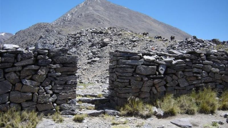 Bomberos intentan rescatar a montañistas, uno está grave