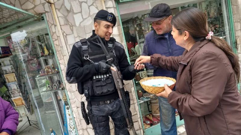 Reparto de escarapelas por el "Día de la Escarapela"