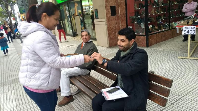 Reparto de escarapelas por el "Día de la Escarapela"