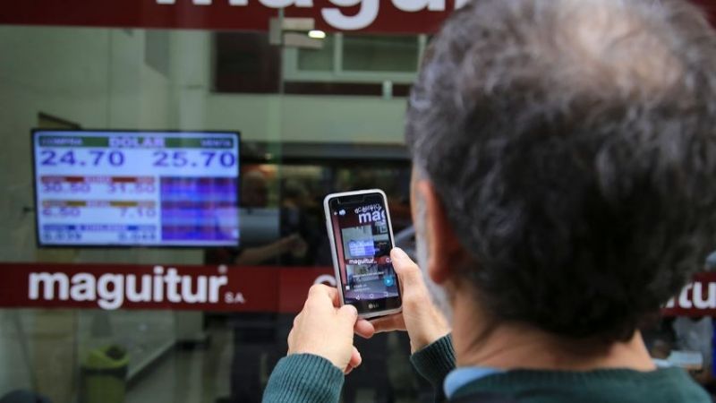 En medio de tensiones, el dólar cerró por encima de los $25