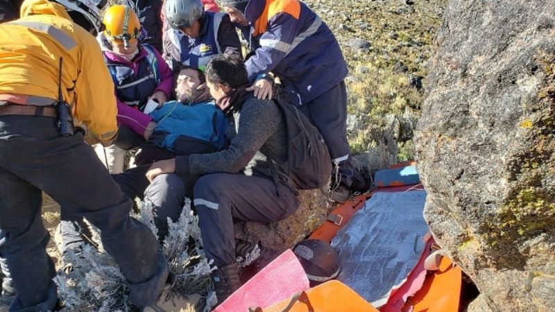 Bomberos voluntarios de Santa Maria y San José lograron rescatar al montañista
