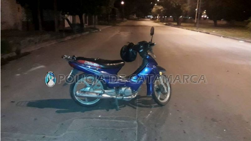 Mujer lesionada tras derrapar en una motocicleta