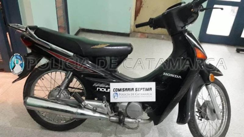 Entregó a la policía una moto robada