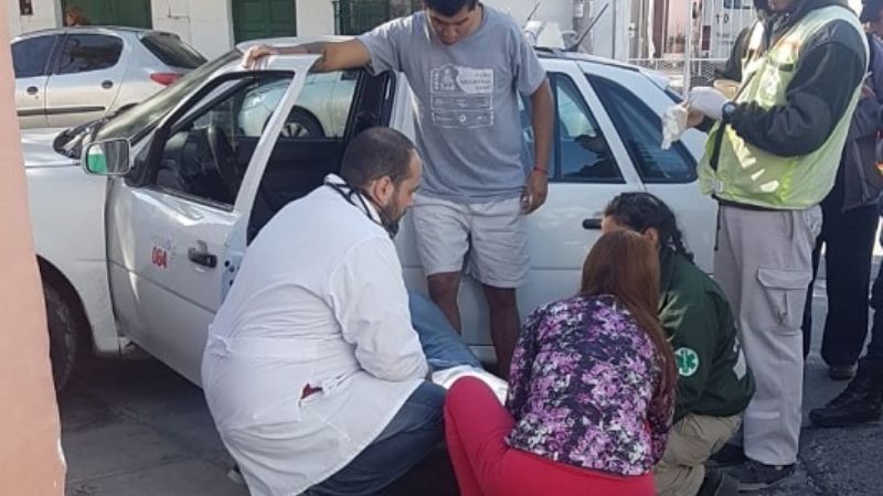 Taxista se descompensó y chocó