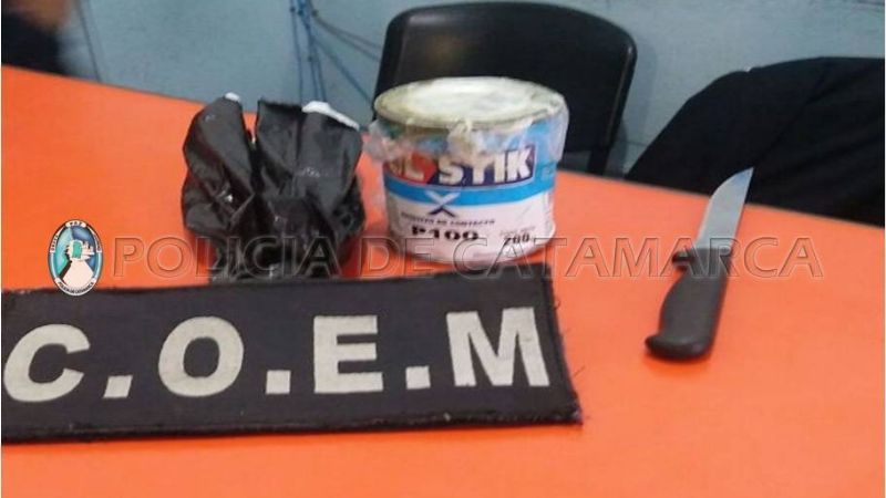 Quiso herir a policías con un cuchillo