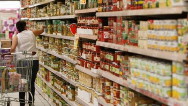 El índice de confianza del consumidor se desplomó en abril 13,2%