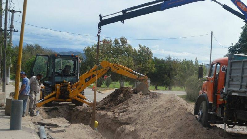 Por trabajos, interrumpen tránsito en la ruta 1 y el servicio de agua