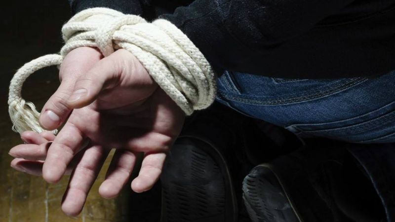 Encuentra a una mujer amordazada en un auto