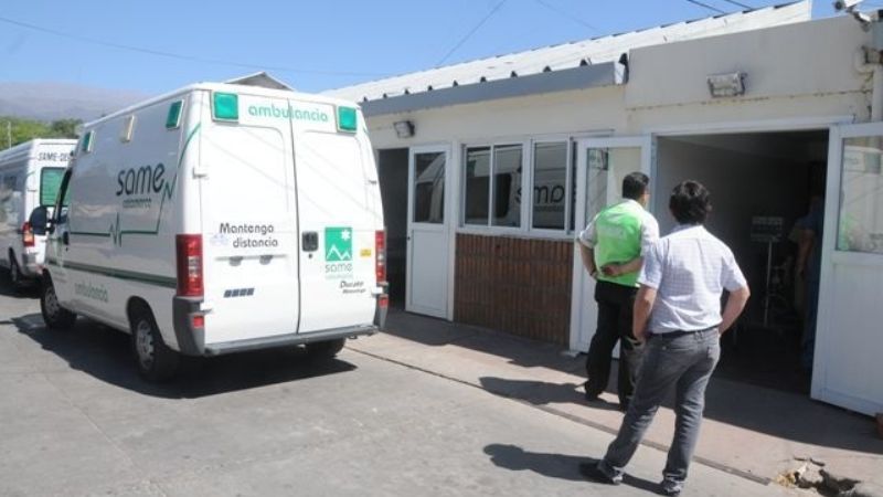 Hombre hospitalizado tras chocar con un auto estacionado