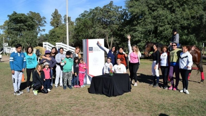 Alumnos y docentes de la Facultad de Salud se suman al equipo de equinoterapia