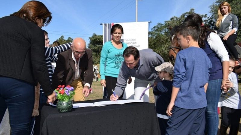 Alumnos y docentes de la Facultad de Salud se suman al equipo de equinoterapia