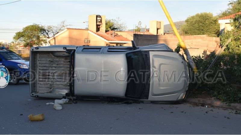 Impresionante vuelco de una camioneta en el Norte de la capital