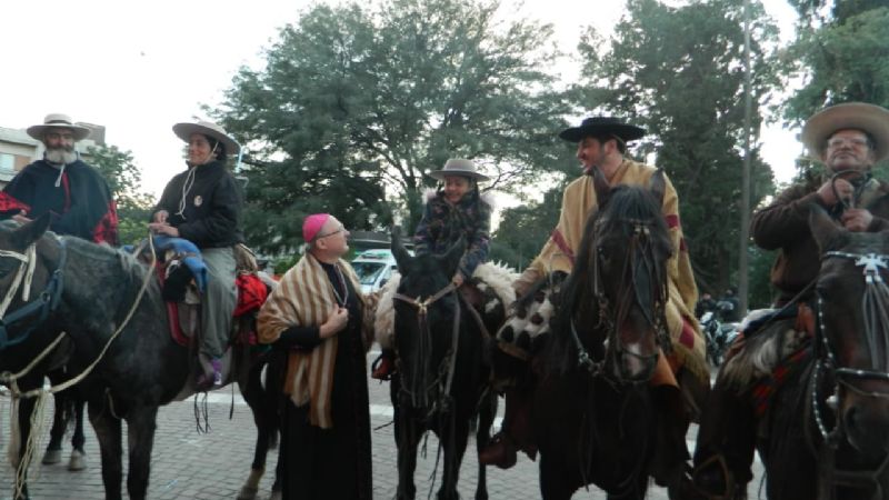 Jinetes peregrinan con la Virgen rumbo a Tafí del Valle