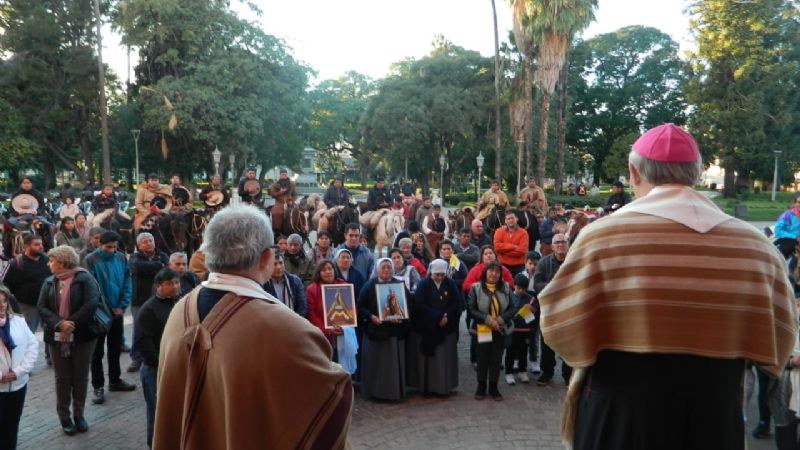 Jinetes peregrinan con la Virgen rumbo a Tafí del Valle