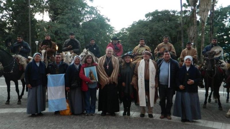 Jinetes peregrinan con la Virgen rumbo a Tafí del Valle