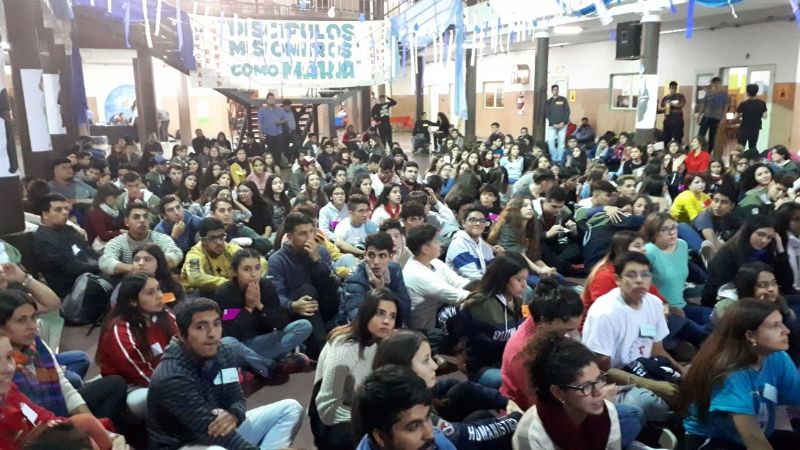 Cientos de participantes en el Pentecostés Joven