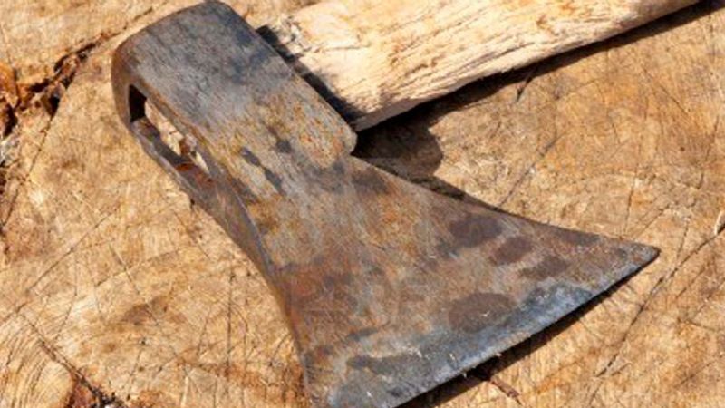 Agredió a un joven con un hacha