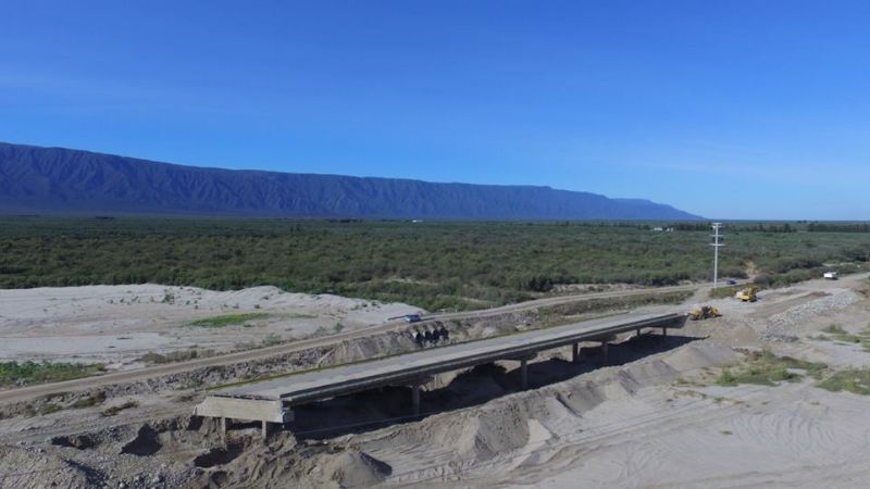 Inspeccionan trabajos en el puente sobre el Río Santa Cruz