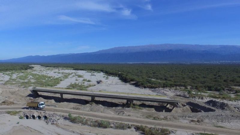 Inspeccionan trabajos en el puente sobre el Río Santa Cruz