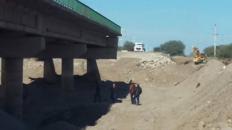 Inspeccionan trabajos en el puente sobre el Río Santa Cruz
