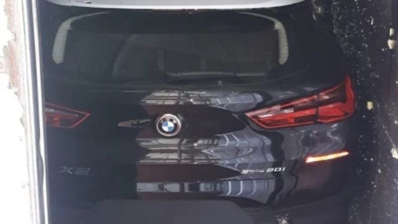 Una avalancha de contenedores destrozó varios autos de lujo en el puerto