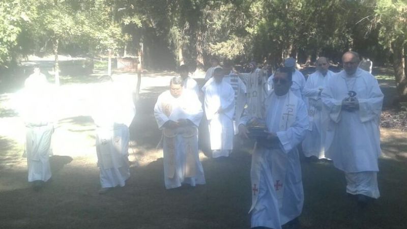 Procesión de los sacerdotes hasta el Monasterio de las Monjas Dominicas