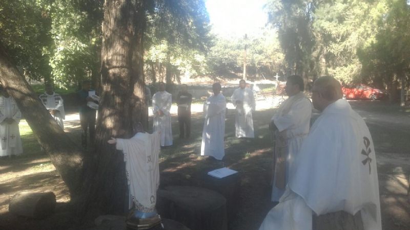 Procesión de los sacerdotes hasta el Monasterio de las Monjas Dominicas