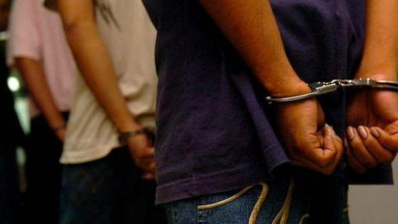 En distintos procedimientos, arrestan a tres jóvenes