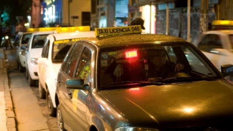 Taxistas piden subir la tarifa nocturna y el monto de préstamos